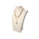 Buste bijoux collier en suédine beige crème 25cm