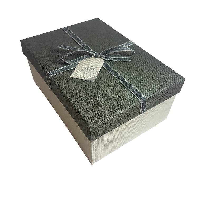 Petite Boîte Cadeau Sur Fond Gris Solide Photo stock - Image du normal,  gris: 229654094